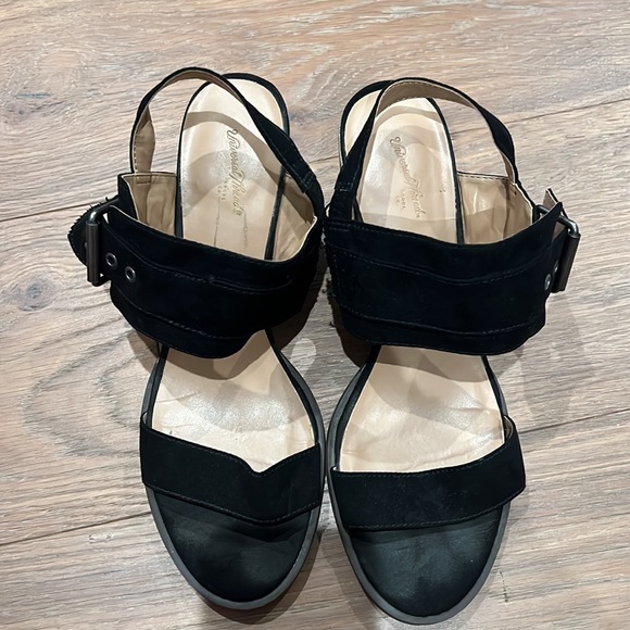 Universal Thread Heels - Picture 2 of 4